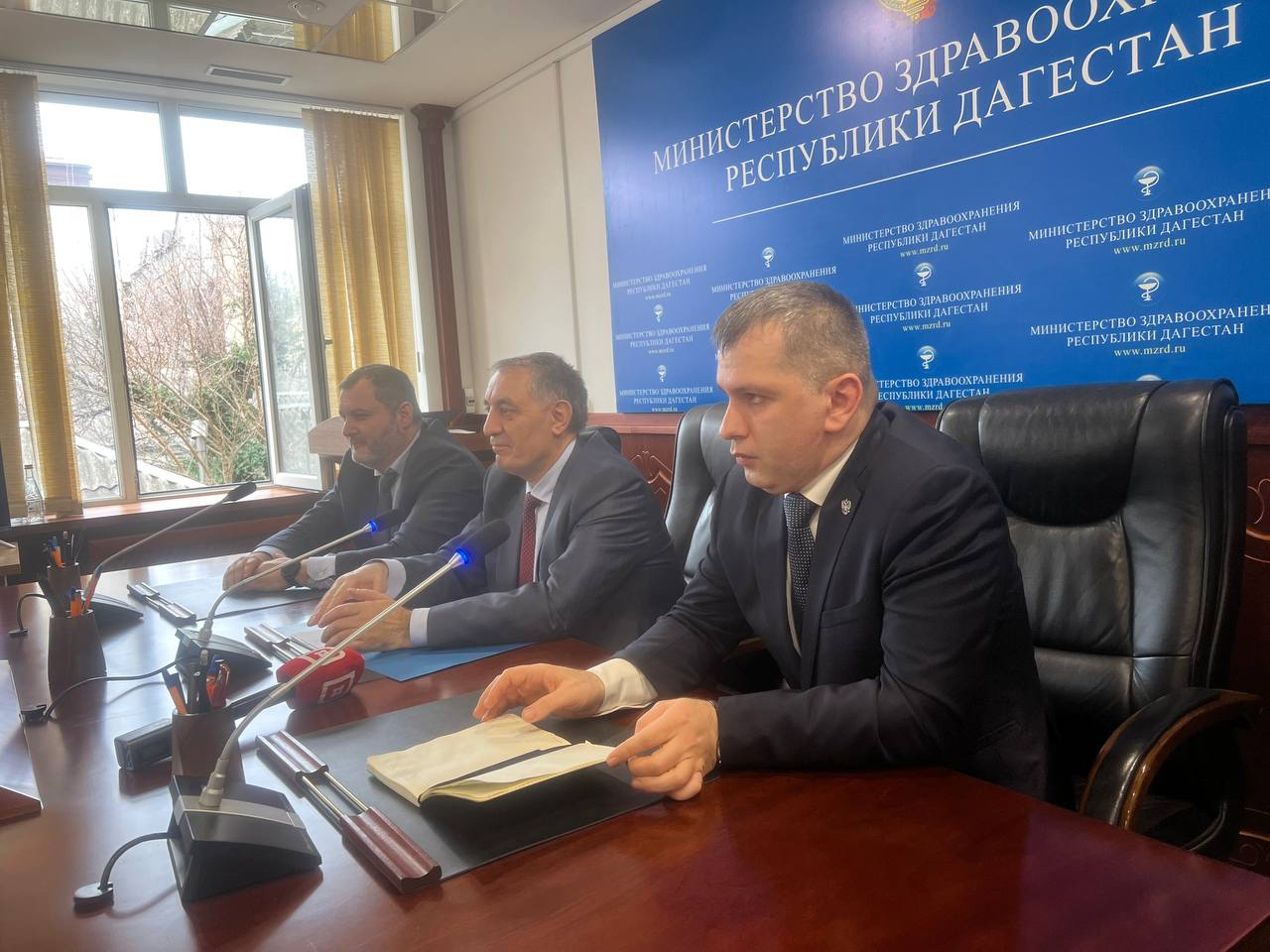 Вице-премьер РД Абдурахман Махмудов представил участника программы «Время героев» Магомеда Валихова в качестве замминистра здравоохранения РД